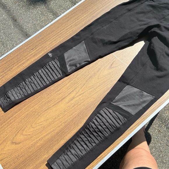 Alo high waist satin panel legging - Picture 2 of 4